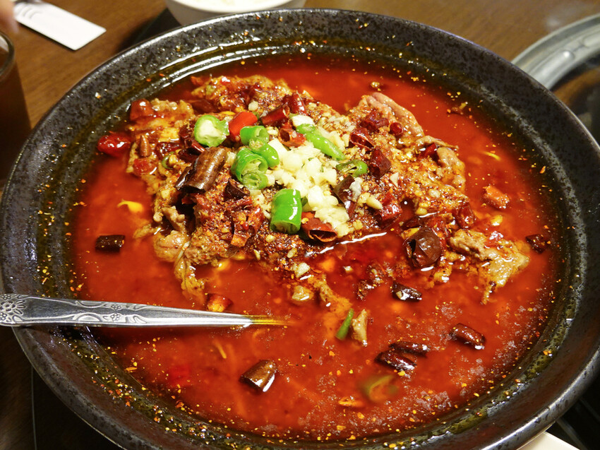 台北大安—川妹子｜一片椒紅中 深藏讓人難以抗拒的麻辣滋味｜國父紀念館、明曜百貨