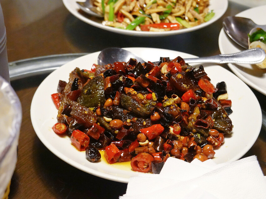 台北大安—川妹子｜一片椒紅中 深藏讓人難以抗拒的麻辣滋味｜國父紀念館、明曜百貨