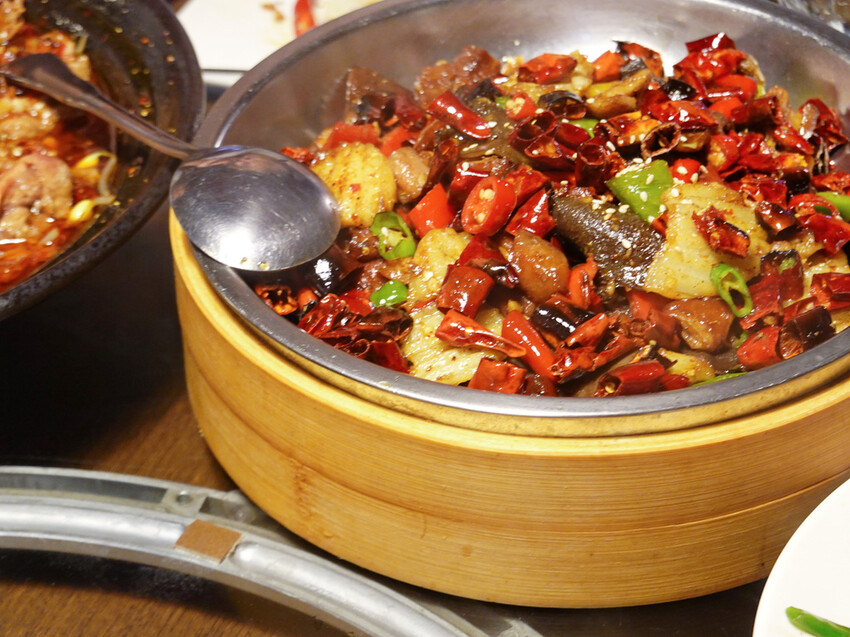 台北大安—川妹子｜一片椒紅中 深藏讓人難以抗拒的麻辣滋味｜國父紀念館、明曜百貨