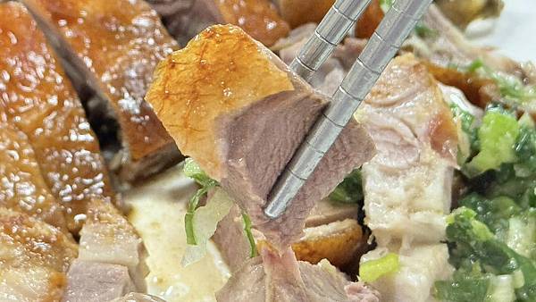 50年老店真的有料？廣炒麵一吃上癮，鴨燒拼盤爽到嘴角上揚！【