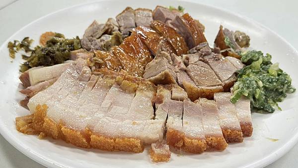 50年老店真的有料？廣炒麵一吃上癮，鴨燒拼盤爽到嘴角上揚！【