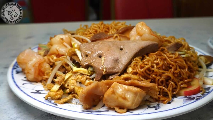 天母人激推燒臘！鳳城燒臘46年老店，必點超有料公仔麵、嫩Q雞腿飯。