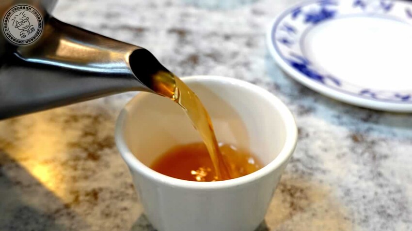 天母人激推燒臘！鳳城燒臘46年老店，必點超有料公仔麵、嫩Q雞腿飯。