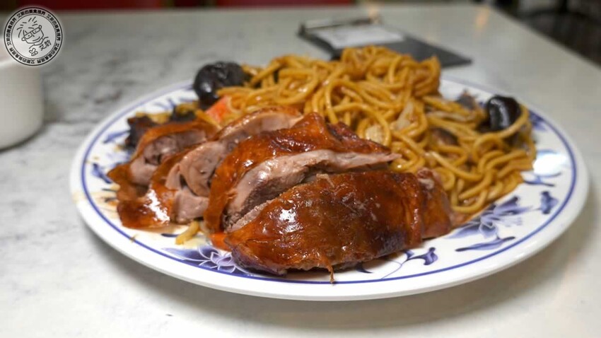 天母人激推燒臘！鳳城燒臘46年老店，必點超有料公仔麵、嫩Q雞腿飯。