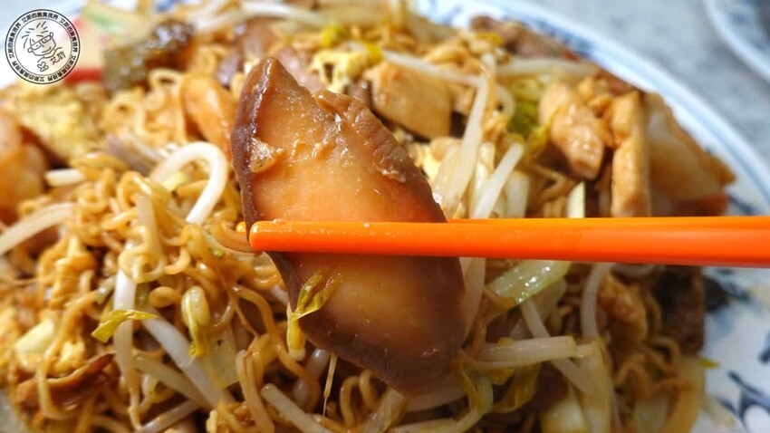 天母人激推燒臘！鳳城燒臘46年老店，必點超有料公仔麵、嫩Q雞腿飯。