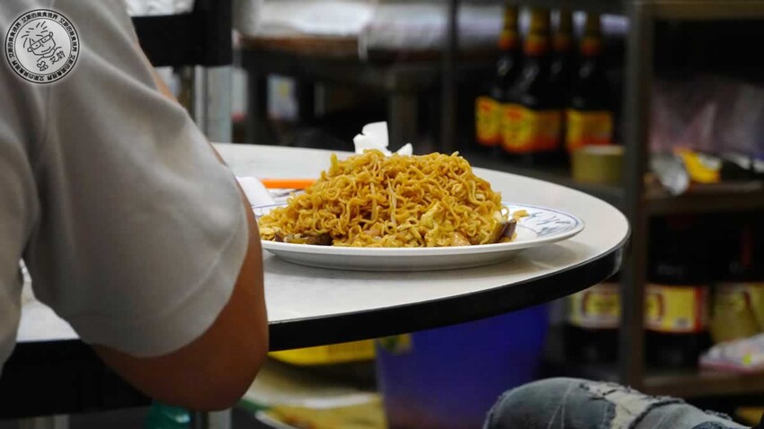 天母人激推燒臘！鳳城燒臘46年老店，必點超有料公仔麵、嫩Q雞腿飯。