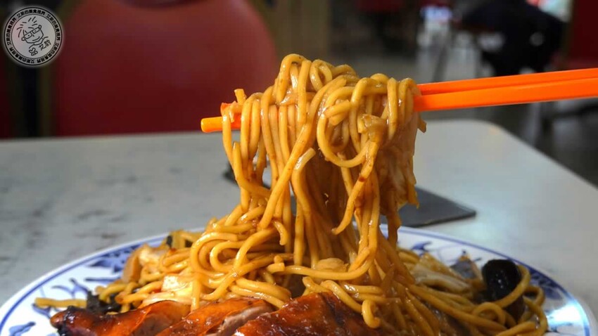 天母人激推燒臘！鳳城燒臘46年老店，必點超有料公仔麵、嫩Q雞腿飯。