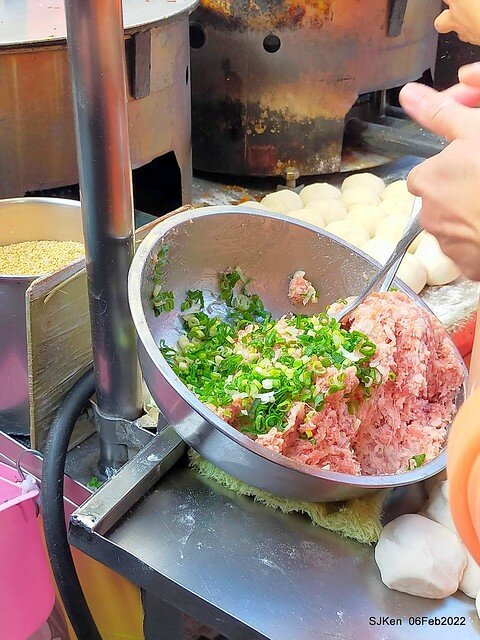 「士林夜市大上海生煎包」(Shanghai style fried buns), Taipei, Taiwan, SJKen, Feb 7, 2022.