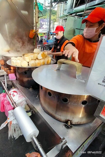 「士林夜市大上海生煎包」(Shanghai style fried buns), Taipei, Taiwan, SJKen, Feb 7, 2022.