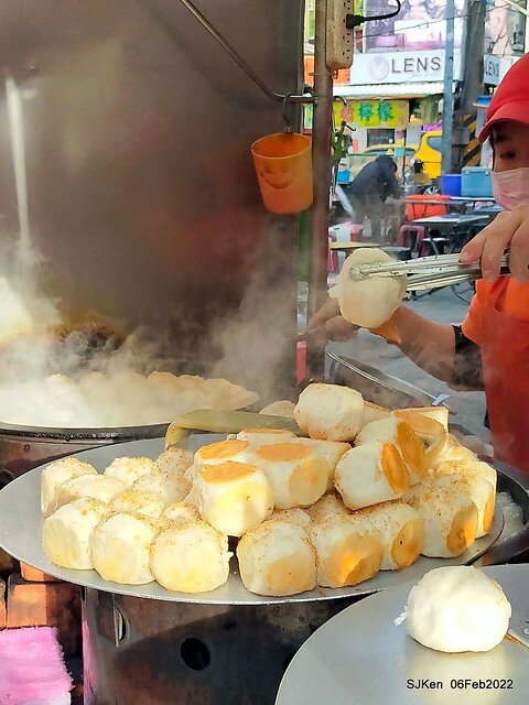 「士林夜市大上海生煎包」(Shanghai style fried buns), Taipei, Taiwan, SJKen, Feb 7, 2022.