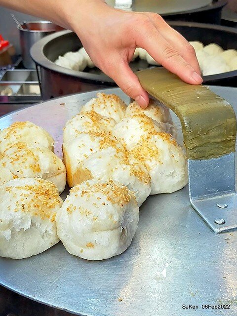 「士林夜市大上海生煎包」(Shanghai style fried buns), Taipei, Taiwan, SJKen, Feb 7, 2022.