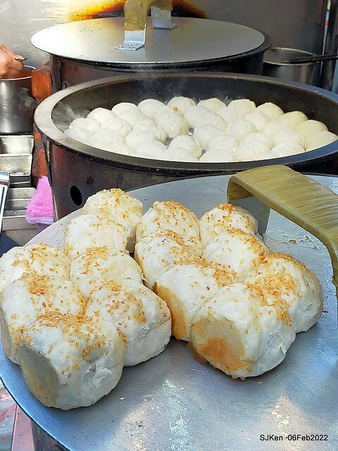 「士林夜市大上海生煎包」(Shanghai style fried buns), Taipei, Taiwan, SJKen, Feb 7, 2022.