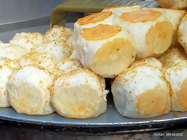 「士林夜市大上海生煎包」(Shanghai style fried buns), Taipei, Taiwan, SJKen, Feb 7, 2022.