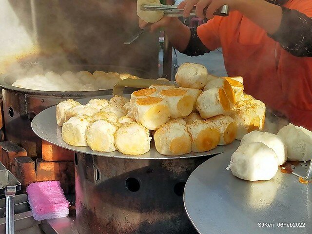 「士林夜市大上海生煎包」(Shanghai style fried buns), Taipei, Taiwan, SJKen, Feb 7, 2022.
