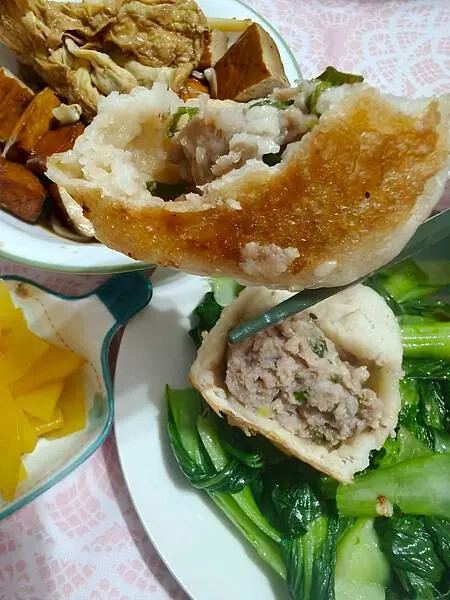 士林夜市大上海生煎包-皮脆外酥內軟的香醇小吃/消夜/點心/美