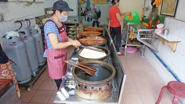【台北美食】燈亮有餅忠誠山東葱油餅-好吃到爆表讓人停不下手的超美味蔥油餅 【台北美食】燈亮有餅忠誠山東葱油餅-好吃到爆表讓人停不下手的超美味蔥油餅
