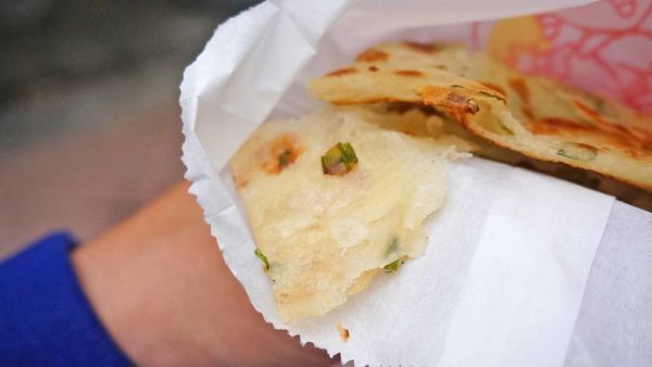 【台北美食】燈亮有餅忠誠山東葱油餅-好吃到爆表讓人停不下手的超美味蔥油餅 【台北美食】燈亮有餅忠誠山東葱油餅-好吃到爆表讓人停不下手的超美味蔥油餅