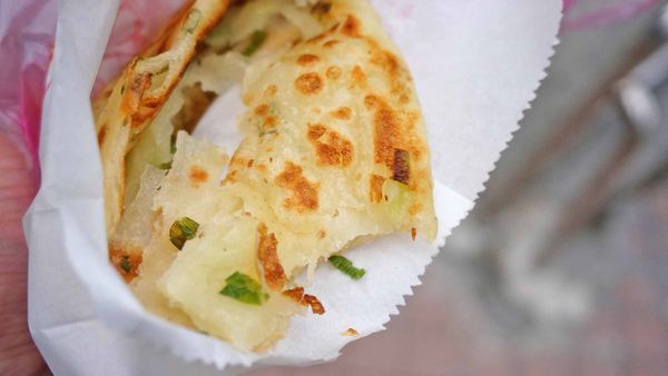 【台北美食】燈亮有餅忠誠山東葱油餅-好吃到爆表讓人停不下手的超美味蔥油餅 【台北美食】燈亮有餅忠誠山東葱油餅-好吃到爆表讓人停不下手的超美味蔥油餅