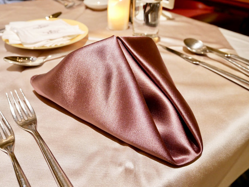 [台北中山] 首都牛排館重現漫畫凡爾賽玫瑰歐洲宮廷場景 / 老派約會風範兒 / 低調奢華美味兒 / 約會餐廳(體驗券)