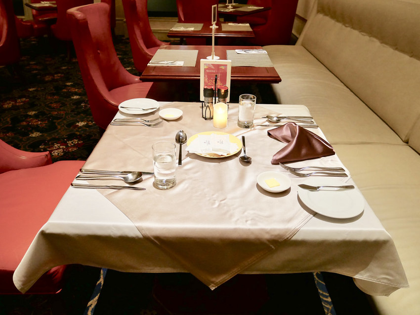 [台北中山] 首都牛排館重現漫畫凡爾賽玫瑰歐洲宮廷場景 / 老派約會風範兒 / 低調奢華美味兒 / 約會餐廳(體驗券)