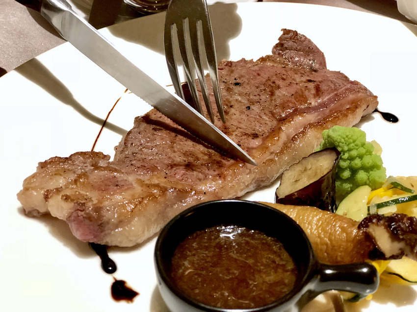 [台北中山] 首都牛排館重現漫畫凡爾賽玫瑰歐洲宮廷場景 / 老派約會風範兒 / 低調奢華美味兒 / 約會餐廳(體驗券)