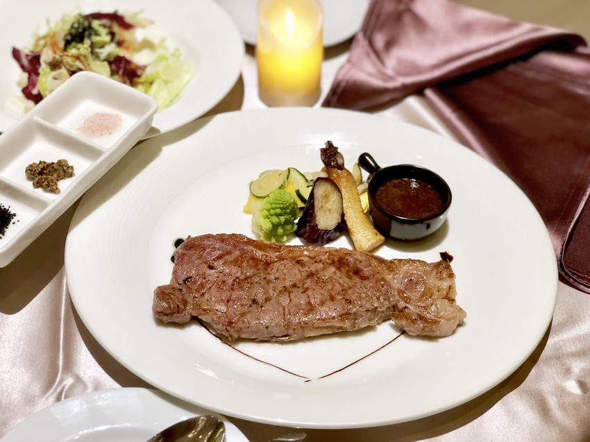 [台北中山] 首都牛排館重現漫畫凡爾賽玫瑰歐洲宮廷場景 / 老派約會風範兒 / 低調奢華美味兒 / 約會餐廳(體驗券)