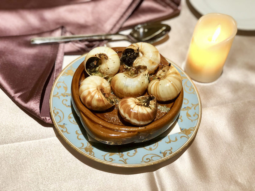 [台北中山] 首都牛排館重現漫畫凡爾賽玫瑰歐洲宮廷場景 / 老派約會風範兒 / 低調奢華美味兒 / 約會餐廳(體驗券)