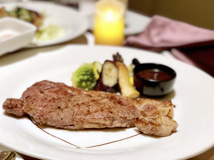 [台北中山] 首都牛排館重現漫畫凡爾賽玫瑰歐洲宮廷場景 / 老派約會風範兒 / 低調奢華美味兒 / 約會餐廳(體驗券)