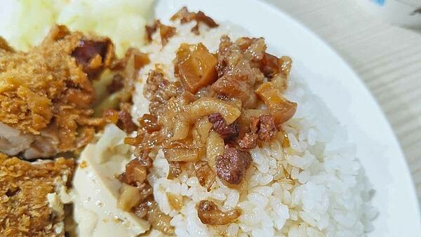 食來運轉｜內用魯肉飯免費吃到飽！隱藏在士林夜市裡爆高ＣＰ值美食