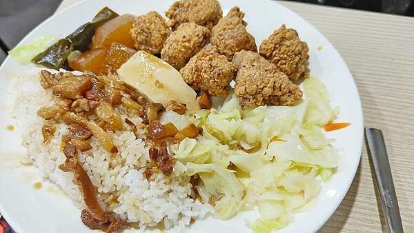 食來運轉｜內用魯肉飯免費吃到飽！隱藏在士林夜市裡爆高ＣＰ值美食