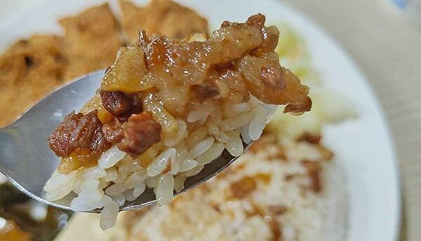 食來運轉｜內用魯肉飯免費吃到飽！隱藏在士林夜市裡爆高ＣＰ值美食