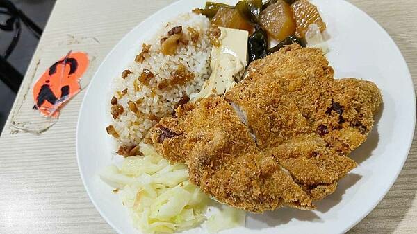 食來運轉｜內用魯肉飯免費吃到飽！隱藏在士林夜市裡爆高ＣＰ值美食