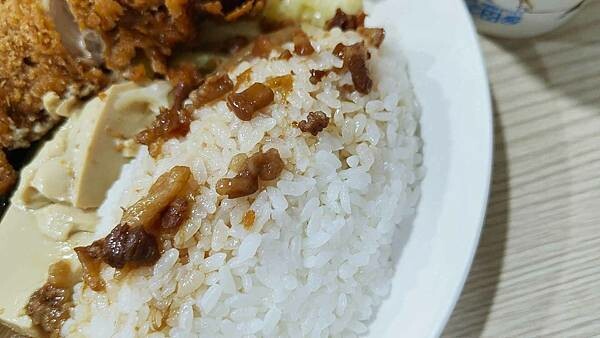 食來運轉｜內用魯肉飯免費吃到飽！隱藏在士林夜市裡爆高ＣＰ值美食