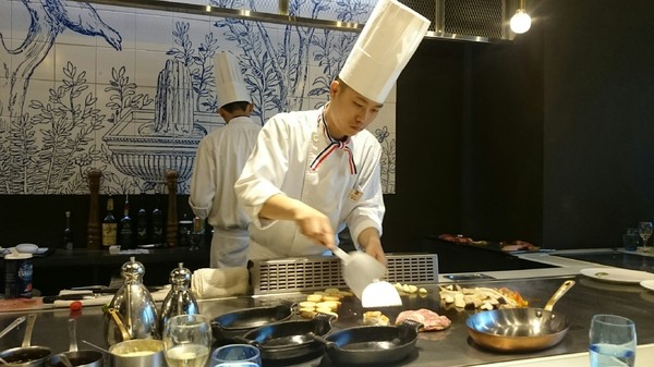 夏慕尼新香榭鐵板燒(高雄五福店)：高雄~夏慕尼新香榭鐵板燒~主廚現場料理~王品集團系列~