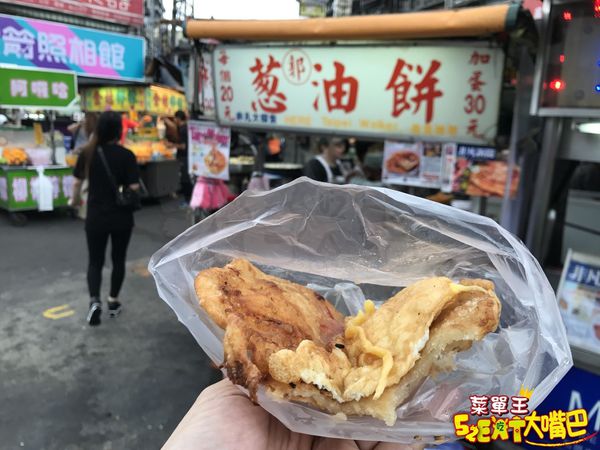 【台北士林超人氣小吃推薦】郭家蔥油餅菜單價位大公開!酥脆無法擋銅板美食!台北士林夜市美食小吃旅遊景點推薦!