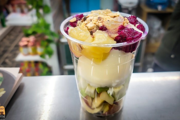 南庄老街必吃江記花蜜桂花釀冰鎮湯圓！倒滿整碗的桂花釀，好吃又豪邁