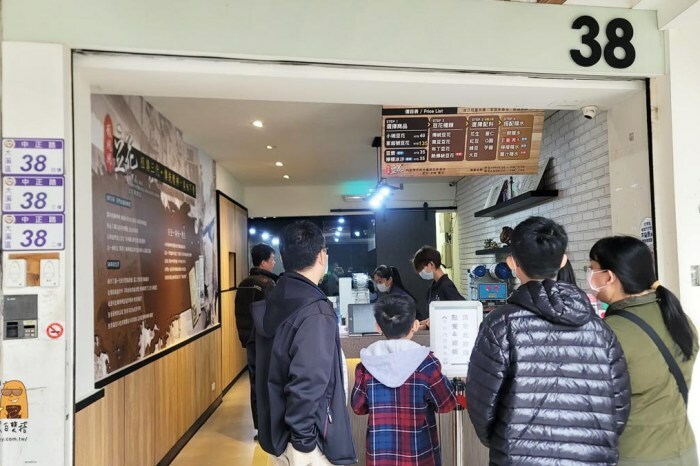 南庄老街必吃江記花蜜桂花釀冰鎮湯圓！倒滿整碗的桂花釀，好吃又豪邁