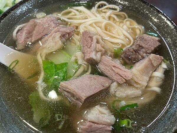 【台北美食、牛肉麵推薦】金春發牛肉百年老店天水路總店|清燉牛