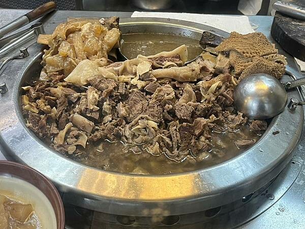 【台北美食、牛肉麵推薦】金春發牛肉百年老店天水路總店|清燉牛