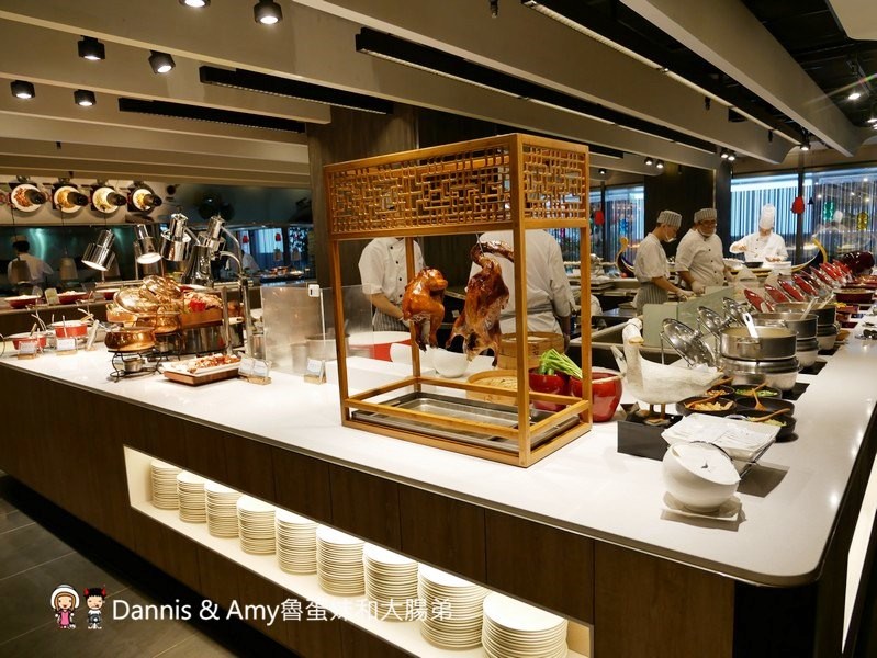 《吃到飽餐廳推薦》饗食天堂台北京站店必吃餐點懶人包分享。肋眼牛排x焗烤生蠔x龍膽石斑BUFFET餐點升級再進化︱聚餐好選擇（影片）