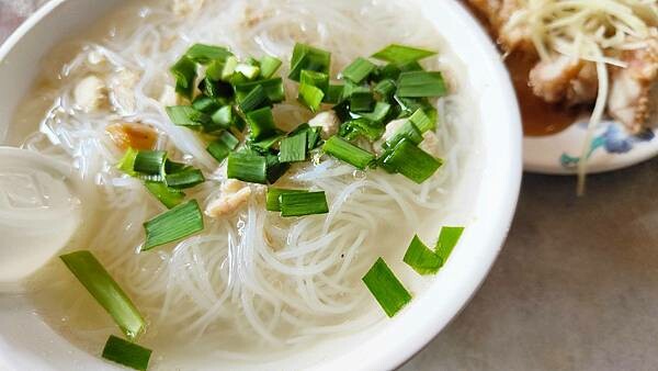 【台北美食】民樂旗魚米粉｜迪化街裡老字號米粉湯