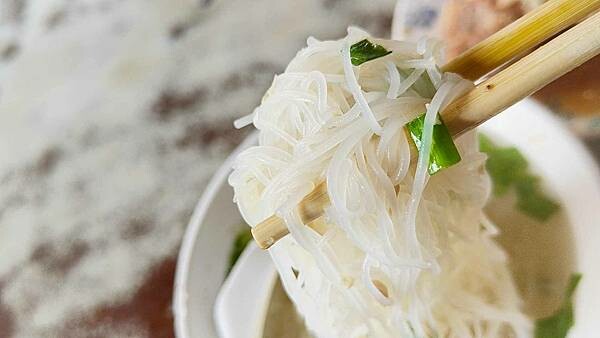 【台北美食】民樂旗魚米粉｜迪化街裡老字號米粉湯