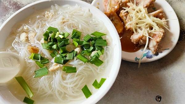 【台北美食】民樂旗魚米粉｜迪化街裡老字號米粉湯