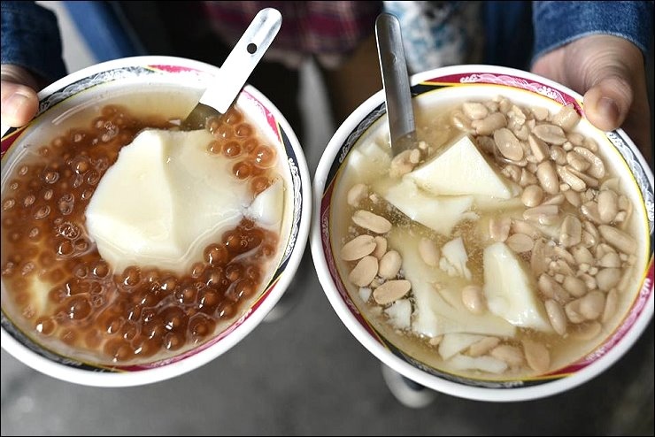 《捷運淡水線/雙連站/中山站美食》網友留言推薦的寧夏夜市必吃美食N連彈實戰懶人包~票數最高的豬肝榮仔．隱藏版的旺來水果蛋糕．排隊四大天王的慈音古早味阿婆飯團．賴記蚵仔煎．劉芋仔蛋黃芋餅．詹記雞腳翅！