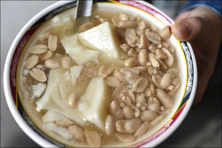 《捷運淡水線/雙連站/中山站美食》網友留言推薦的寧夏夜市必吃美食N連彈實戰懶人包~票數最高的豬肝榮仔．隱藏版的旺來水果蛋糕．排隊四大天王的慈音古早味阿婆飯團．賴記蚵仔煎．劉芋仔蛋黃芋餅．詹記雞腳翅！