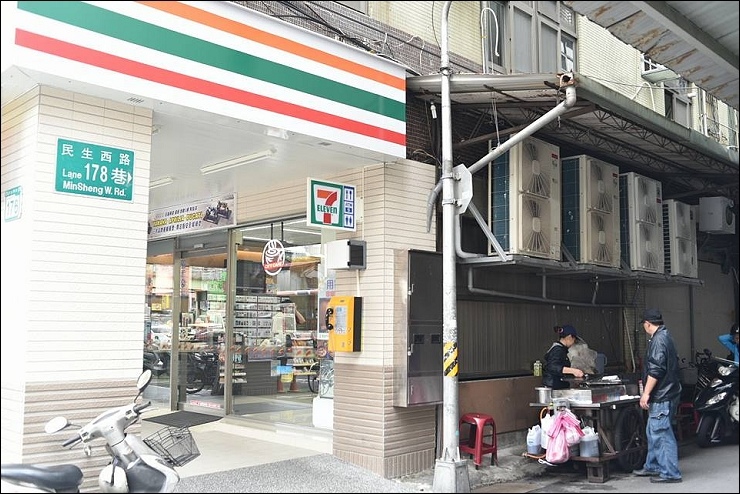 《捷運淡水線/雙連站/中山站美食》網友留言推薦的寧夏夜市必吃美食N連彈實戰懶人包~票數最高的豬肝榮仔．隱藏版的旺來水果蛋糕．排隊四大天王的慈音古早味阿婆飯團．賴記蚵仔煎．劉芋仔蛋黃芋餅．詹記雞腳翅！