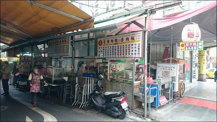 《捷運淡水線/雙連站/中山站美食》網友留言推薦的寧夏夜市必吃美食N連彈實戰懶人包~票數最高的豬肝榮仔．隱藏版的旺來水果蛋糕．排隊四大天王的慈音古早味阿婆飯團．賴記蚵仔煎．劉芋仔蛋黃芋餅．詹記雞腳翅！