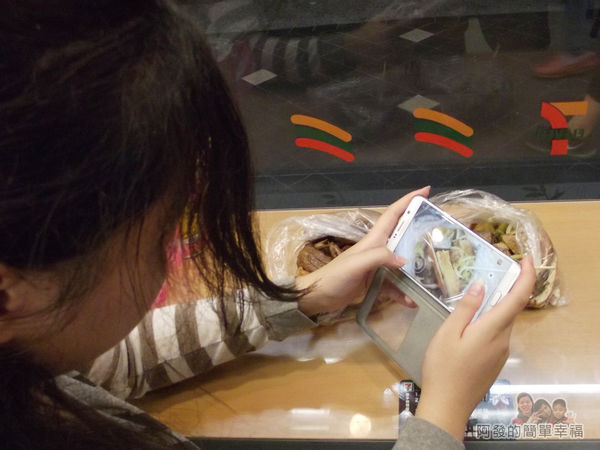 詹記雞腳翅09-女兒拍照中