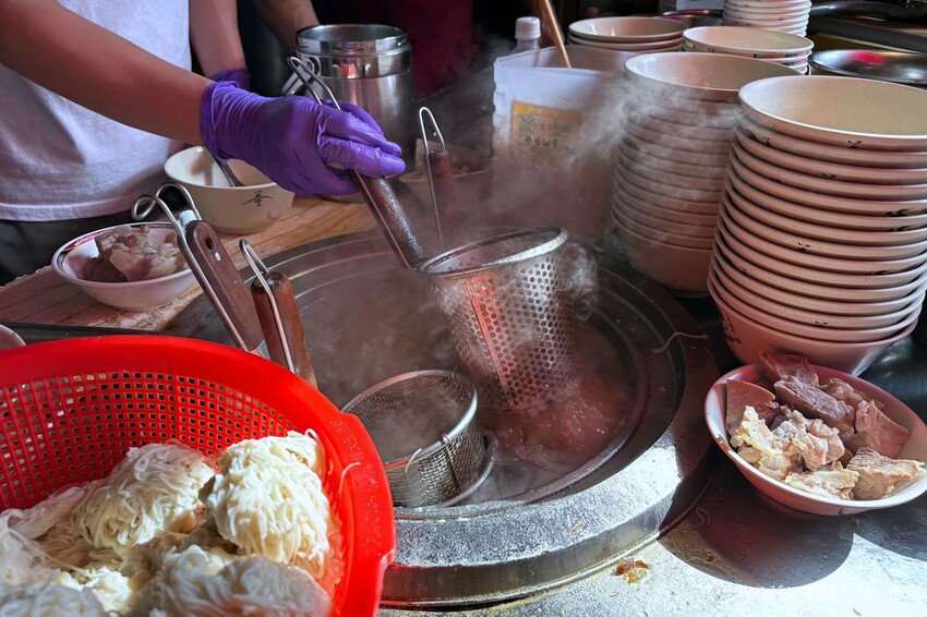 台北市大同區【台北大橋頭小吃】許仔豬腳麵線,大稻埕慈聖宮美食推薦