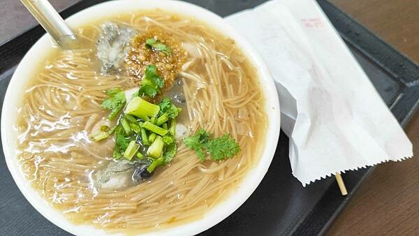 【板橋美食】油庫口蚵仔麵線|板橋最有名的蚵仔麵線與香腸美食